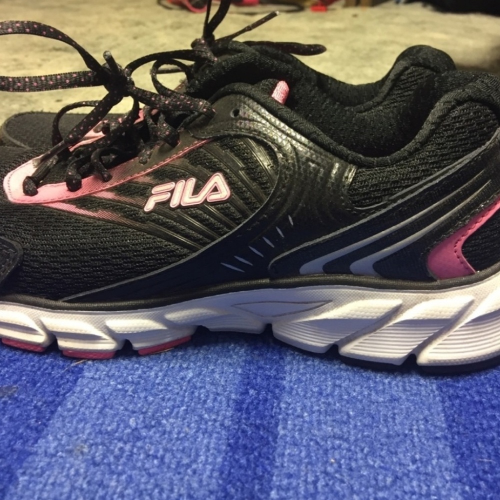 NWOT Fila Shoes w/ Memory Foam